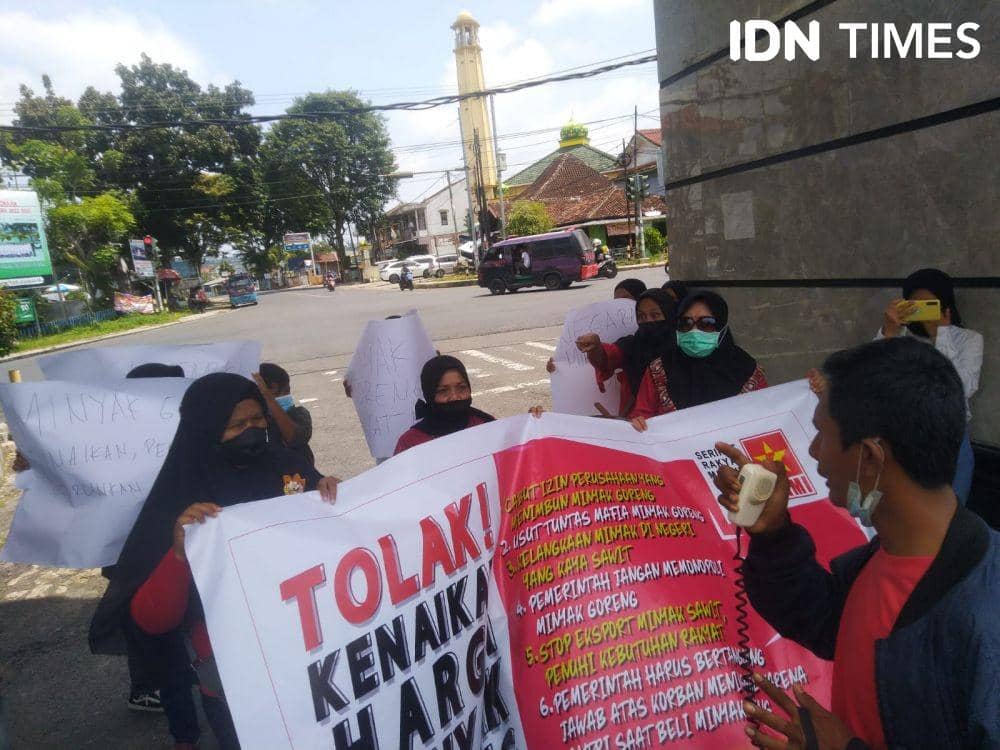 Belasan emak-emak didampingi Dewan Pimpinan Wilayah Serikat Rakyat Mandiri Indonesia (DPW SRMI) menyambangi kantor DPRD Provinsi Lampung, Senin (28/3/2022). (IDN Times/Tama Yudha Wiguna)