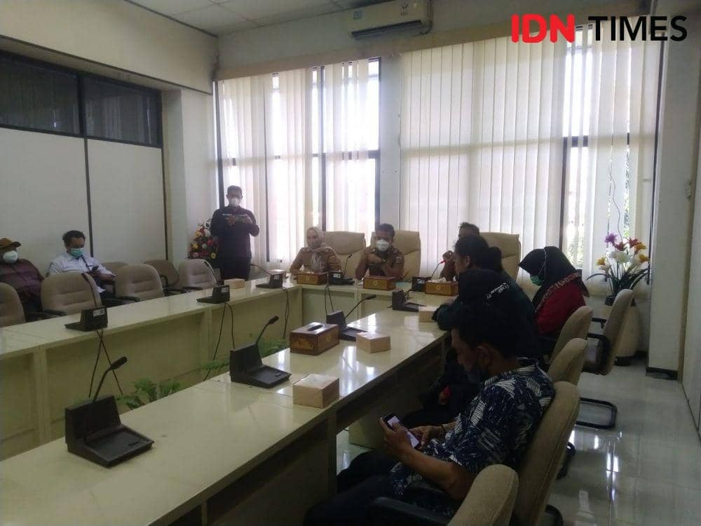 Belasan emak-emak didampingi Dewan Pimpinan Wilayah Serikat Rakyat Mandiri Indonesia (DPW SRMI) menyambangi kantor DPRD Provinsi Lampung, Senin (28/3/2022). (IDN Times/Tama Yudha Wiguna)