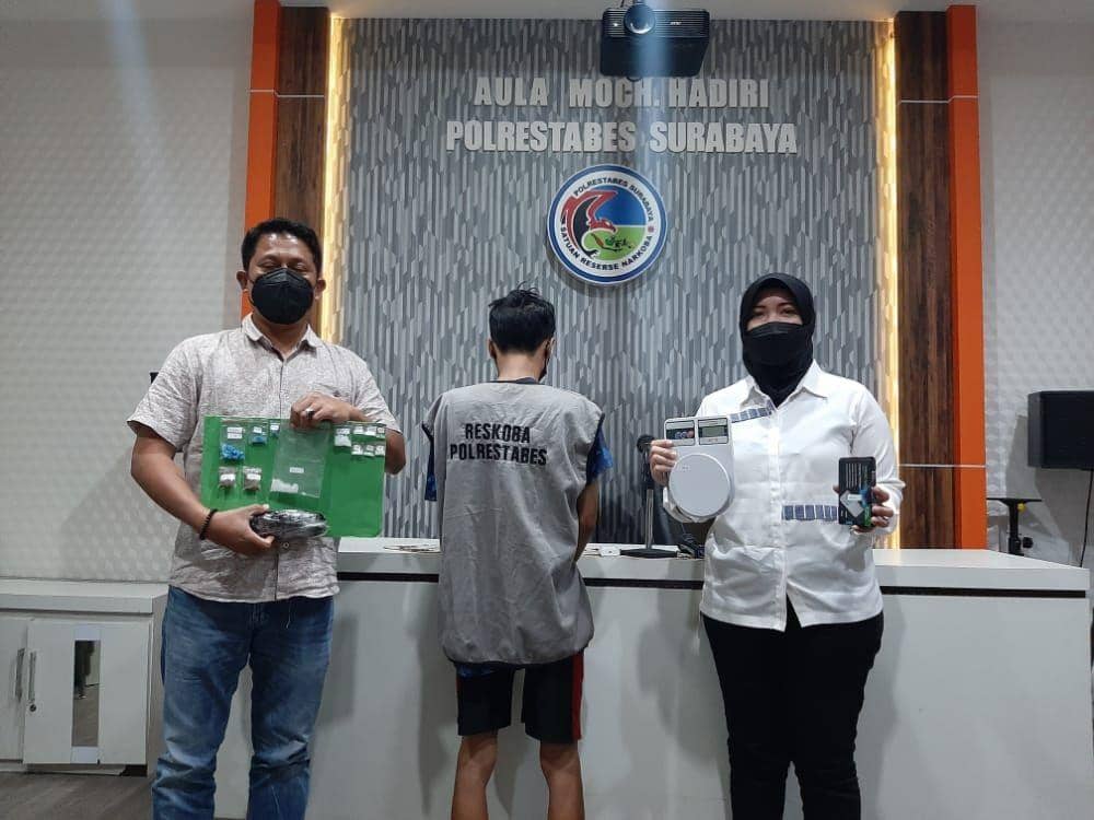Pengemudi Ojol di Surabaya Ditangkap, Simpan 8 Klip Sabu dan Ganja