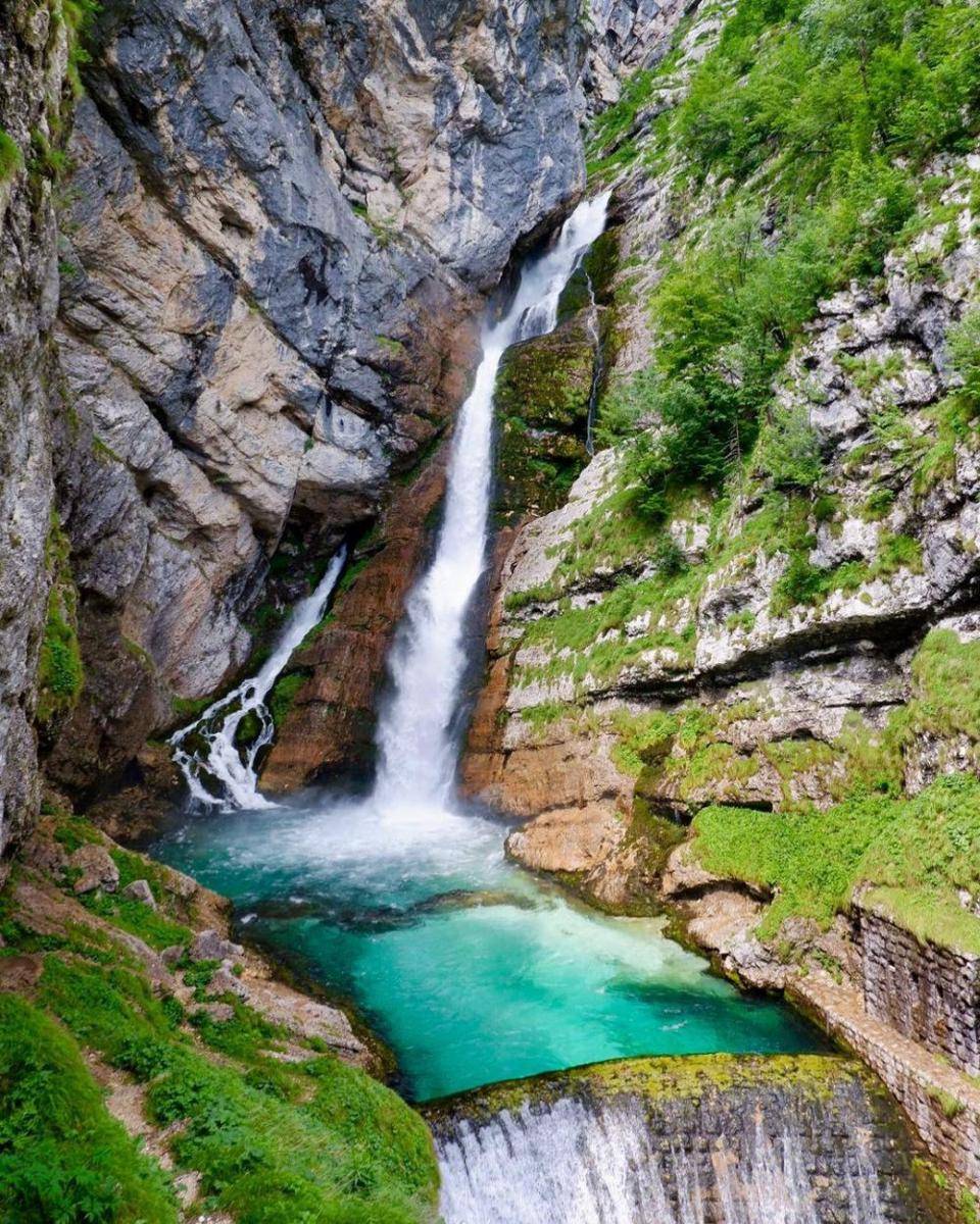 potret Savica Waterfall (instagram.com/lukalamovsek)