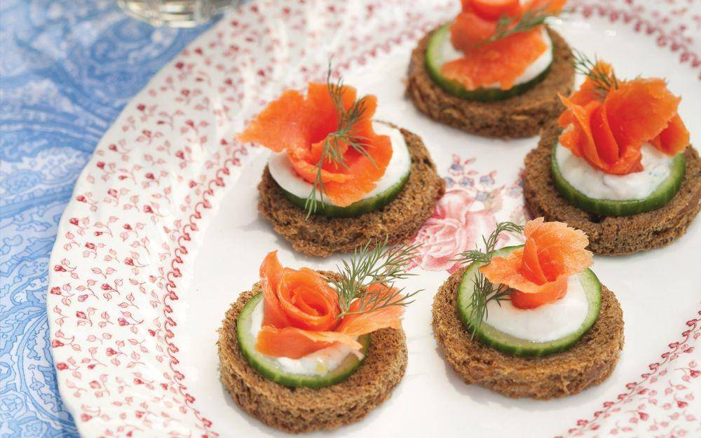 ilustrasi smoked salmon canape (southernladymagazine.com)
