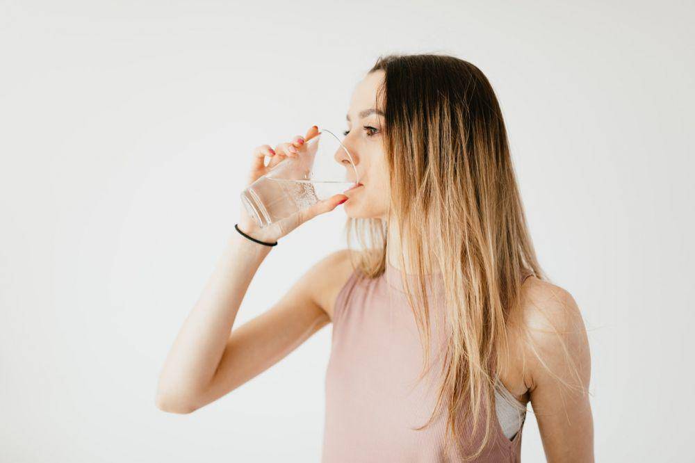 ilustrasi minum air sambil berdiri (pexels.com/Karolina Grabowska)