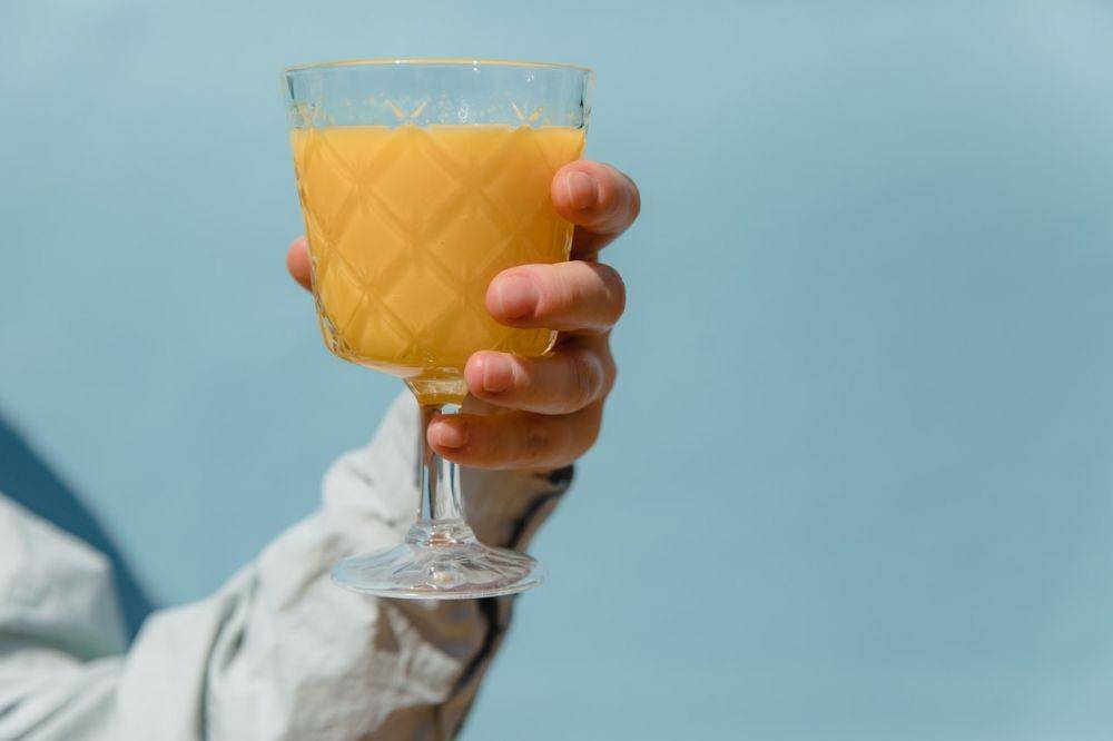 ilustrasi jus nanas (pexels.com/RODNAE Productions)