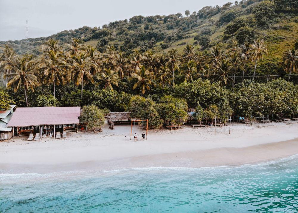 Berkunjung ke Pantai Pandanan yang Indah di Lombok Utara