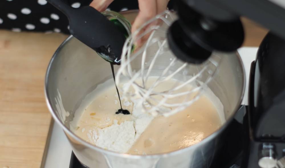 Proses membuat bolu kukus pandan (youtube.com/Devina Hermawan)