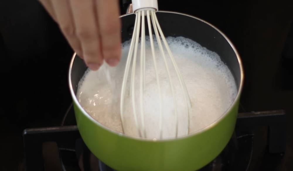 Proses membuat saus santan (youtube.com/Devina Hermawan)