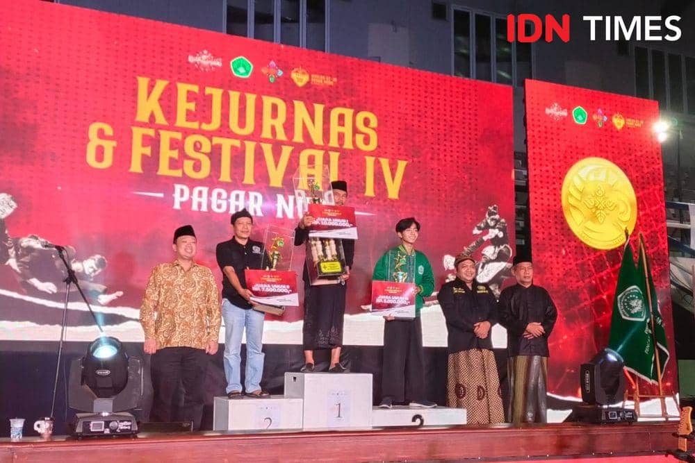 Penyerahan hadiah juara Kejurnas & Festival IV Pagar Nusa (IDN Times/ilman nafian)