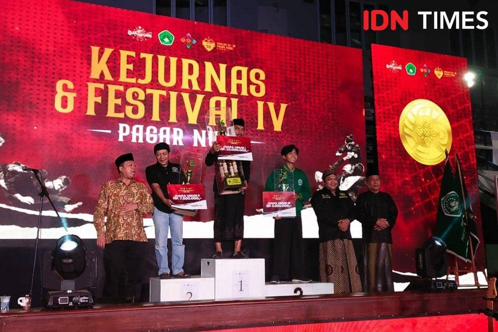 Penyerahan hadiah juara Kejurnas & Festival IV Pagar Nusa (IDN Times/ilman nafian)