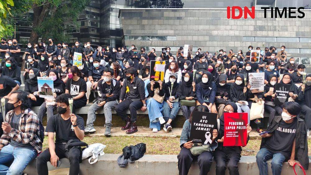 Sejumlah mahasiswa UI mengikuti aksi memperingati tujuh tahun kematian Akseyna di dekat Danau Kenanga UI. (IDNTimes/Dicky)