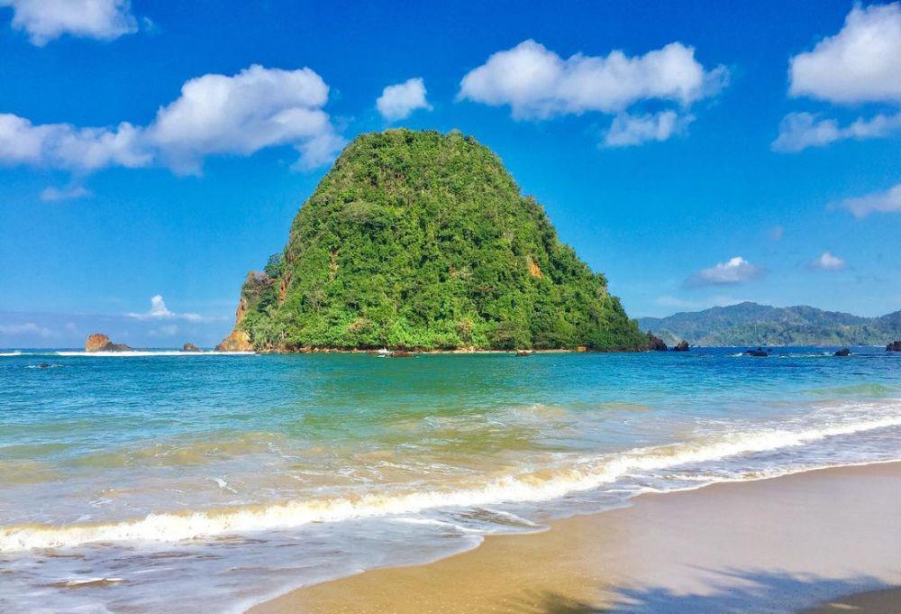 10 Pesona Pantai Pulau Merah, Surganya Peselancar dan Pemburu Sunset
