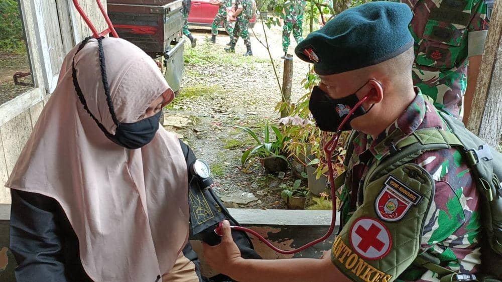 Prajurit Raider 600 Modang memberikan bantuan kesehatan kepada warga Modang. Foto istimewa