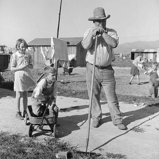 Pemukiman migran yang berkembang pesat. Salah satunya keluarga dari Oklahoma yang menetap di tempat tinggal sementara. commons.wikimedia.org/