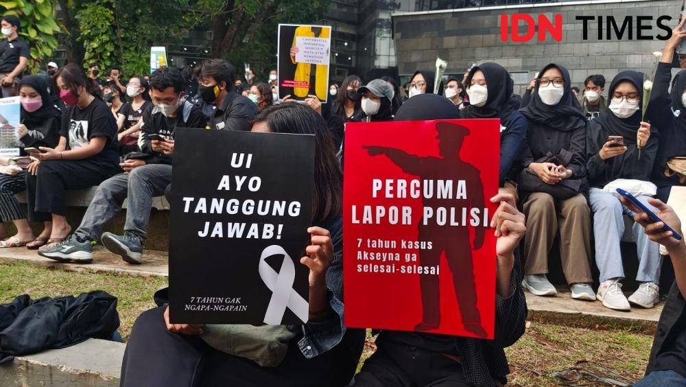 Sejumlah mahasiswa membentangkan poster berupa sindiran terkait kasus kematian Akseyna di Danau Kenanga UI. (IDNTimes/Dicky)