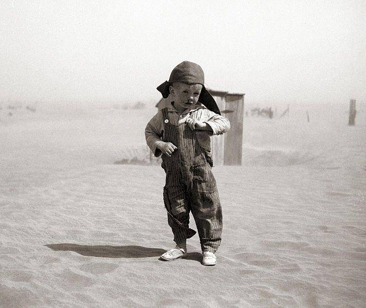 Seorang anak petani di Cimarron County, Oklahoma selama era Dust Bowl pada April 1936. (commons.wikimedia.org/Library of Congress/Arthur Rothstein)