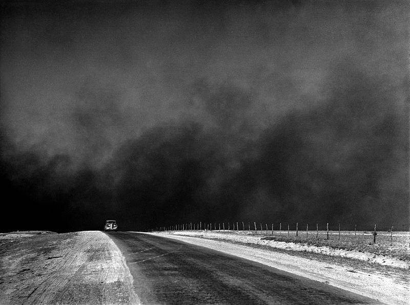 Awan debu hitam tebal membubung di atas Texas Panhandle, Texas pada tahun 1936. (commons.wikimedia.org/Library of Congress/Arthur Rothstein)