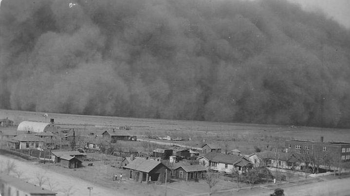 Badai Debu di Rolla, Kansas. Debu menyerupai awan gelap besar mendekati desa. (commons.wikimedia.org/The U.S. National Archives)