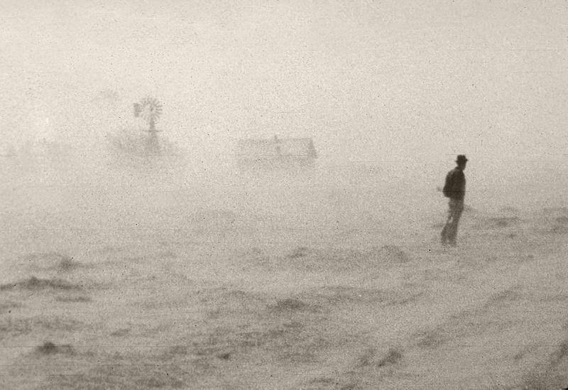 Erosi angin membawa lapisan atas tanah dari lahan pertanian selama Dust Bowl, sekitar tahun 1930-an. (commons.wikimedia.org/U.S. Department of Agriculture)