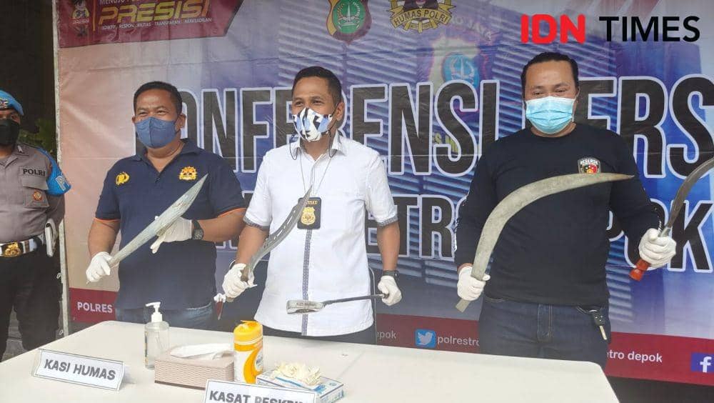 Kasat Reskrim Polres Metro Depok, AKBP Yogen Heroes Baruno memperlihatkan barang bukti yang digunakan untuk tawuran. (IDNTimes/Dicky)