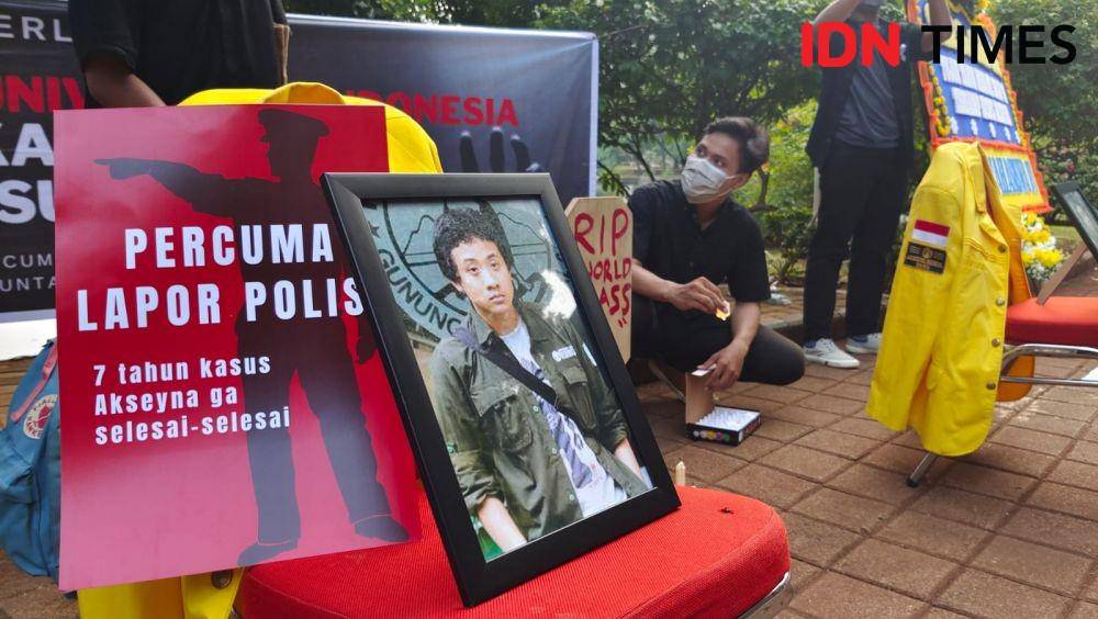 Mahasiswa UI menggelar aksi memperingati tujuh tahun kematian Akseyna di dekat Danau Kenanga UI. (IDNTimes/Dicky)