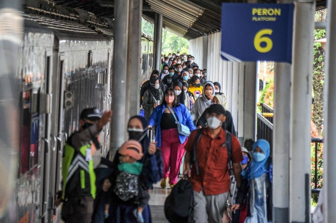 Penumpang KA Parahyangan tiba di Stasiun Bandung, Jawa Barat, Kamis (10/3/2022). ANTARA FOTO/Raisan Al Farisi/foc.