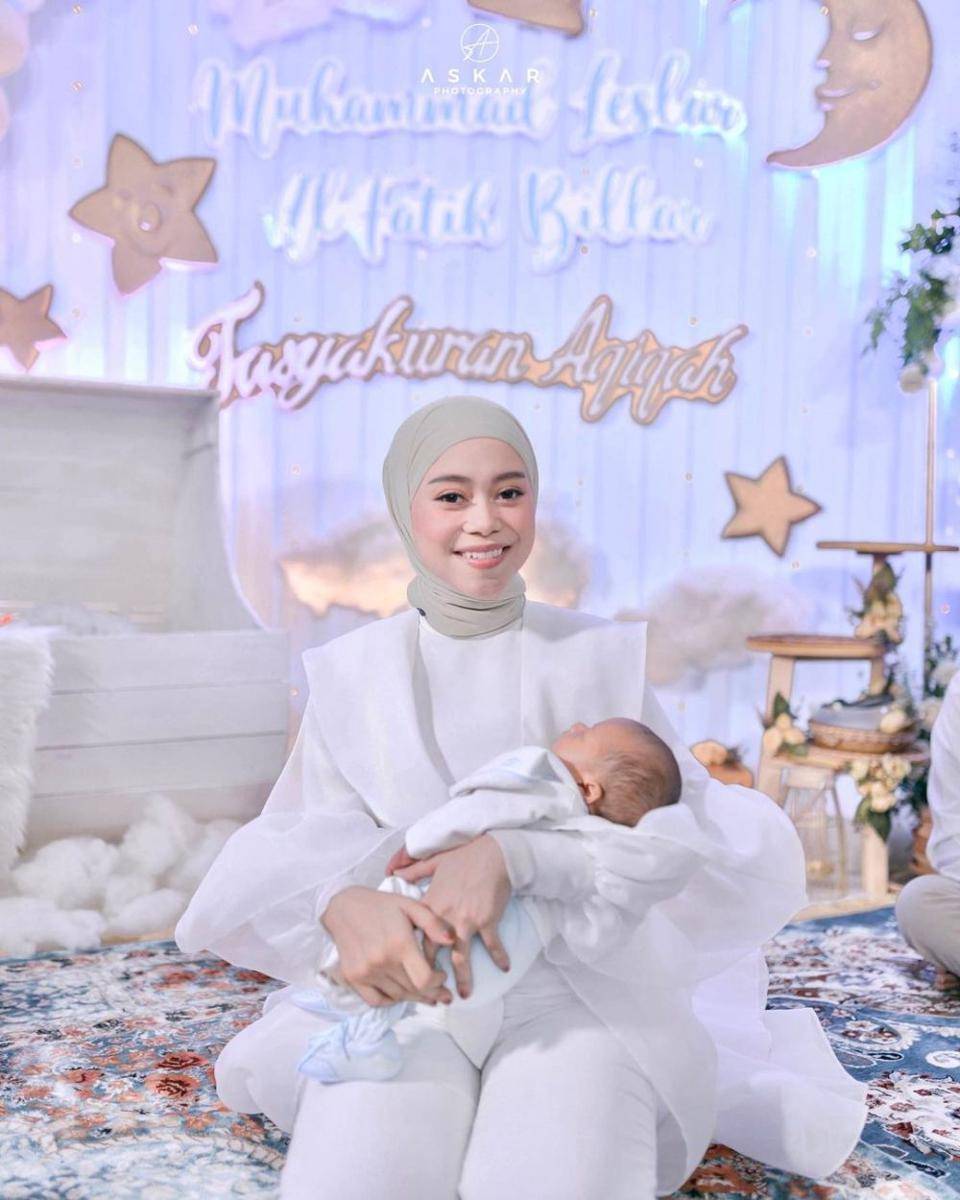 Potret Lesti Kejora saat momong buah hati. (instagram.com/askar_photography)