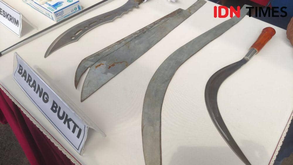 Barang bukti senjata tajam yang diamankan Polres Metro Depok akibat tawuran remaja yang menewaskan satu orang. (IDNTimes/Dicky)