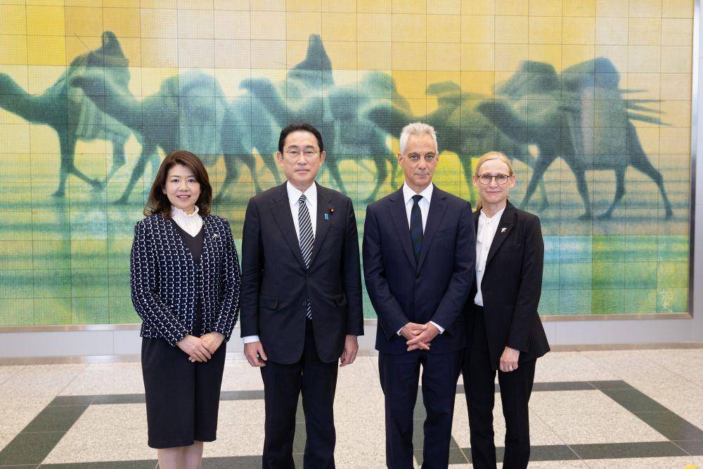 Perdana Menteri Jepang Fumio Kishida dan istri menyambut Dubes AS untuk Jepang Rahm Emanuel dan istri di Hiroshima (26/3/2022). (twitter.com/USAmbJapan)