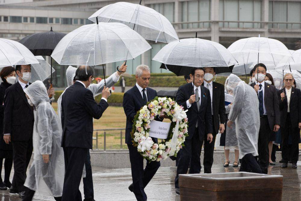Dubes AS untuk Jepang Rahm Emanuel (kiri) dan Perdana Menteri Jepang Fumio Kishida membawakan karangan bunga di Taman Peringatan Perdamaian Hiroshima (26/3/2022). (twitter.com/USAmbJapan)