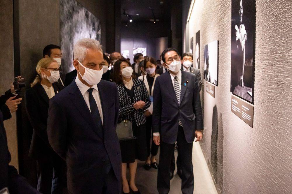 Perdana Menteri Jepang Fumio Kishida dan Dubes AS untuk Jepang Rahm Emanuel saat mengunjungi Museum Peringatan Perdamaian Hiroshima (26/3/2022). (twitter.com/USAmbJapan)