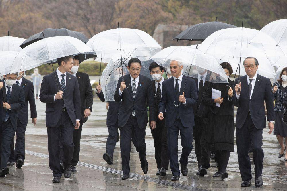 Perdana Menteri Jepang Fumio Kishida dan Dubes AS untuk Jepang Rahm Emanuel saat mengunjungi Taman Peringatan Perdamaian Hiroshima (26/3/2022). (twitter.com/USAmbJapan)