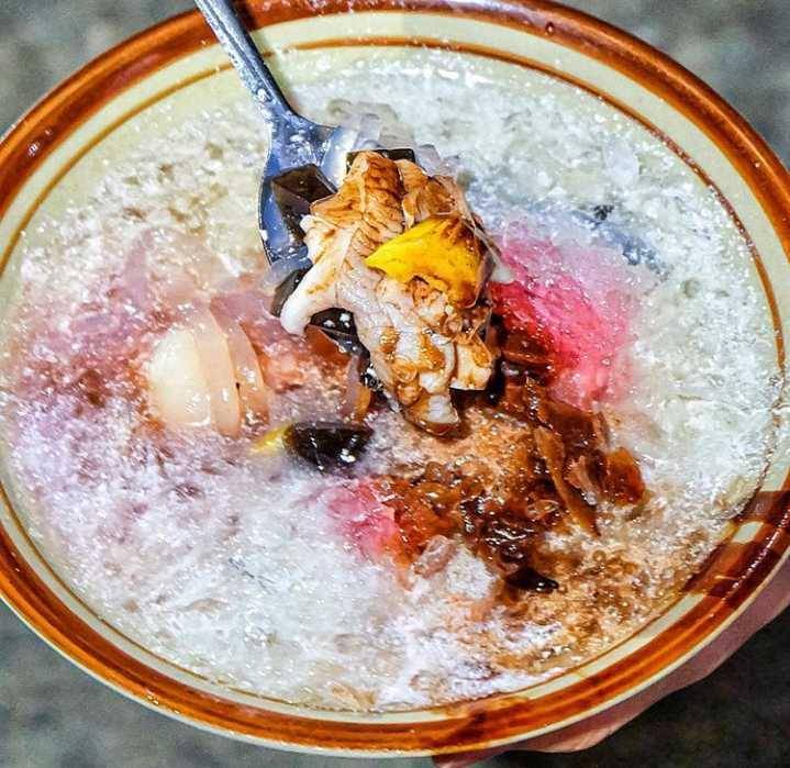 Es Marem Zaenal (instagram.com/eatsandjournal)