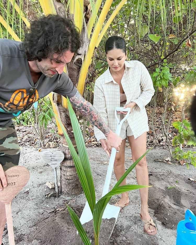 liburan Sunny Leone (instagram.com/dirrty99)