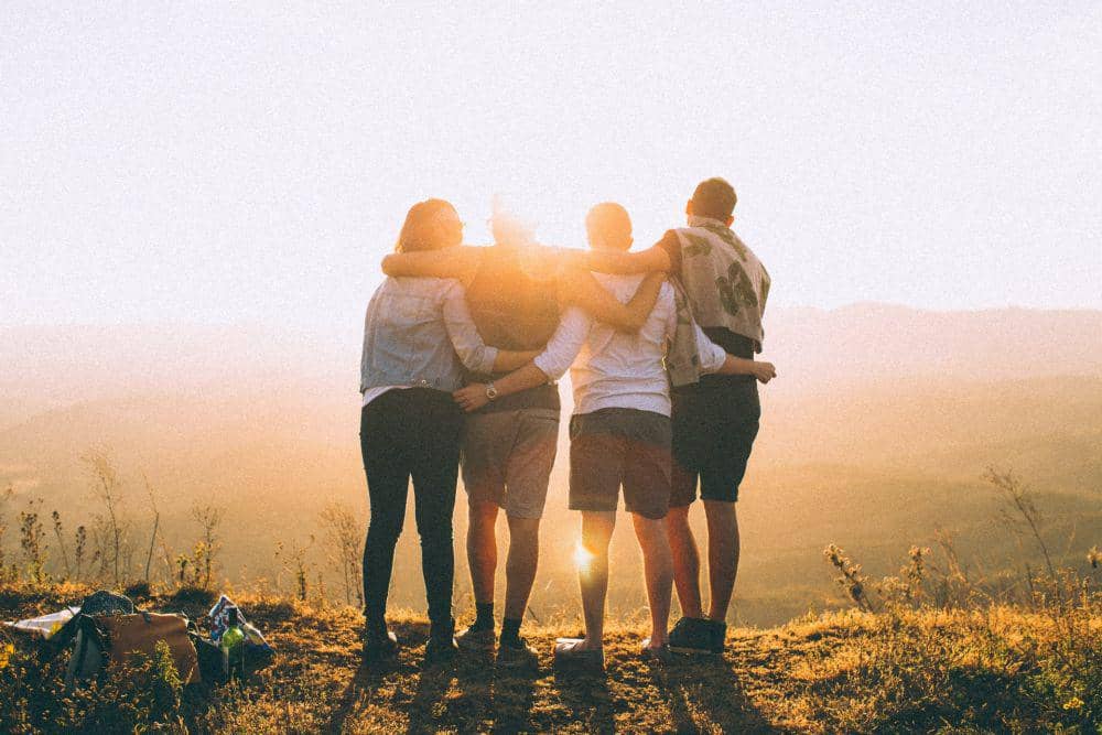 momen bersama teman yang mungkin kamu rindukan (unsplash.com/Helena Lopes)