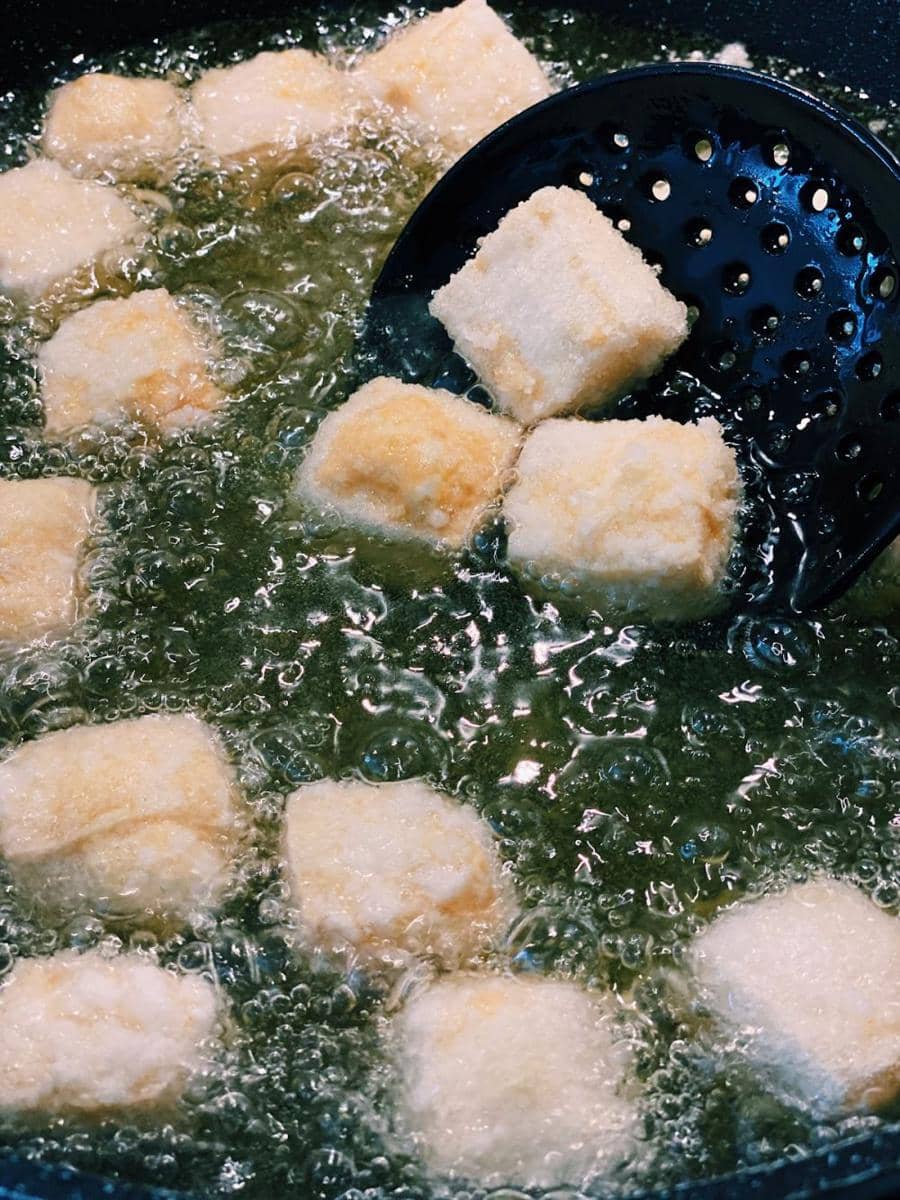 ilustrasi mengolah tahu menggunakan metode deep-fried (tiffycooks.com)