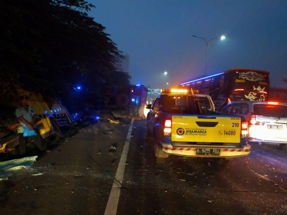 2 Truk dan 1 Bus Terlibat Kecelakaan di Tol JORR, 1 Orang Tewas