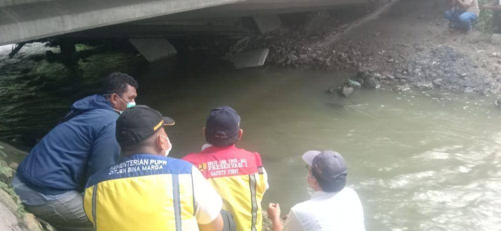Jembatan Ngaglik Lamongan ambles. Arus lalulintas dialihkan. IDN Times/Imron