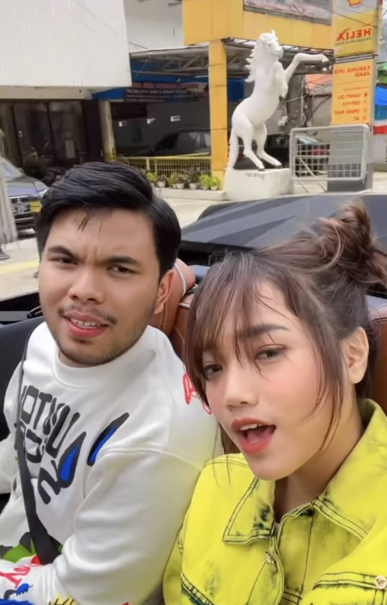 Fuji dan Thariq kerja bareng abis umrah. (instagram.com/fuji_an)