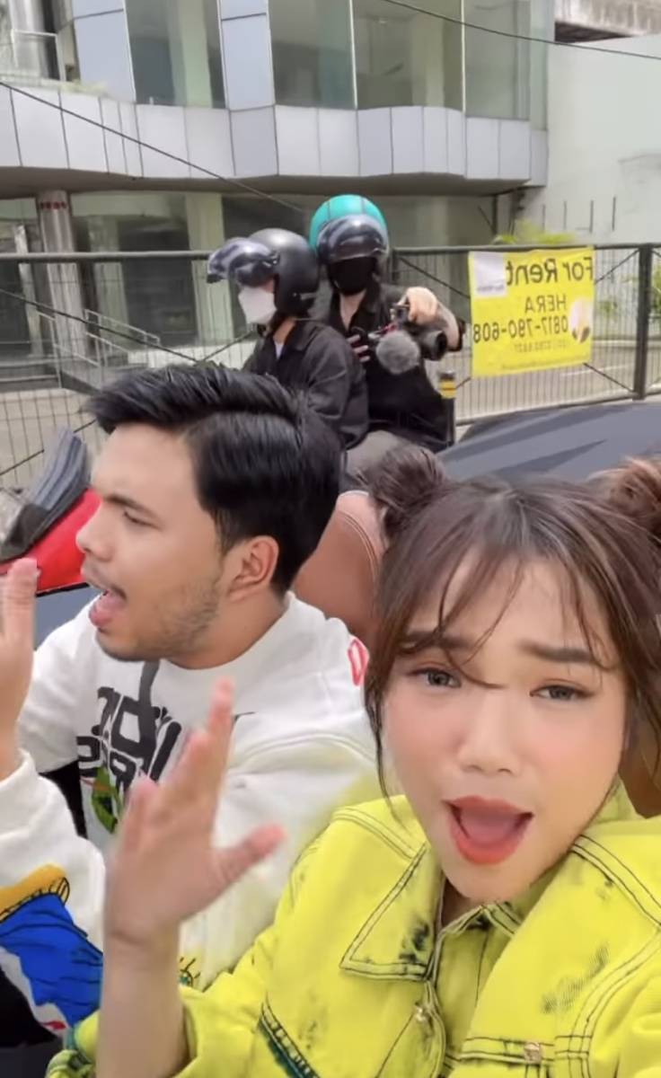 Fuji dan Thariq kerja bareng abis umrah. (instagram.com/thariqhalilintar)