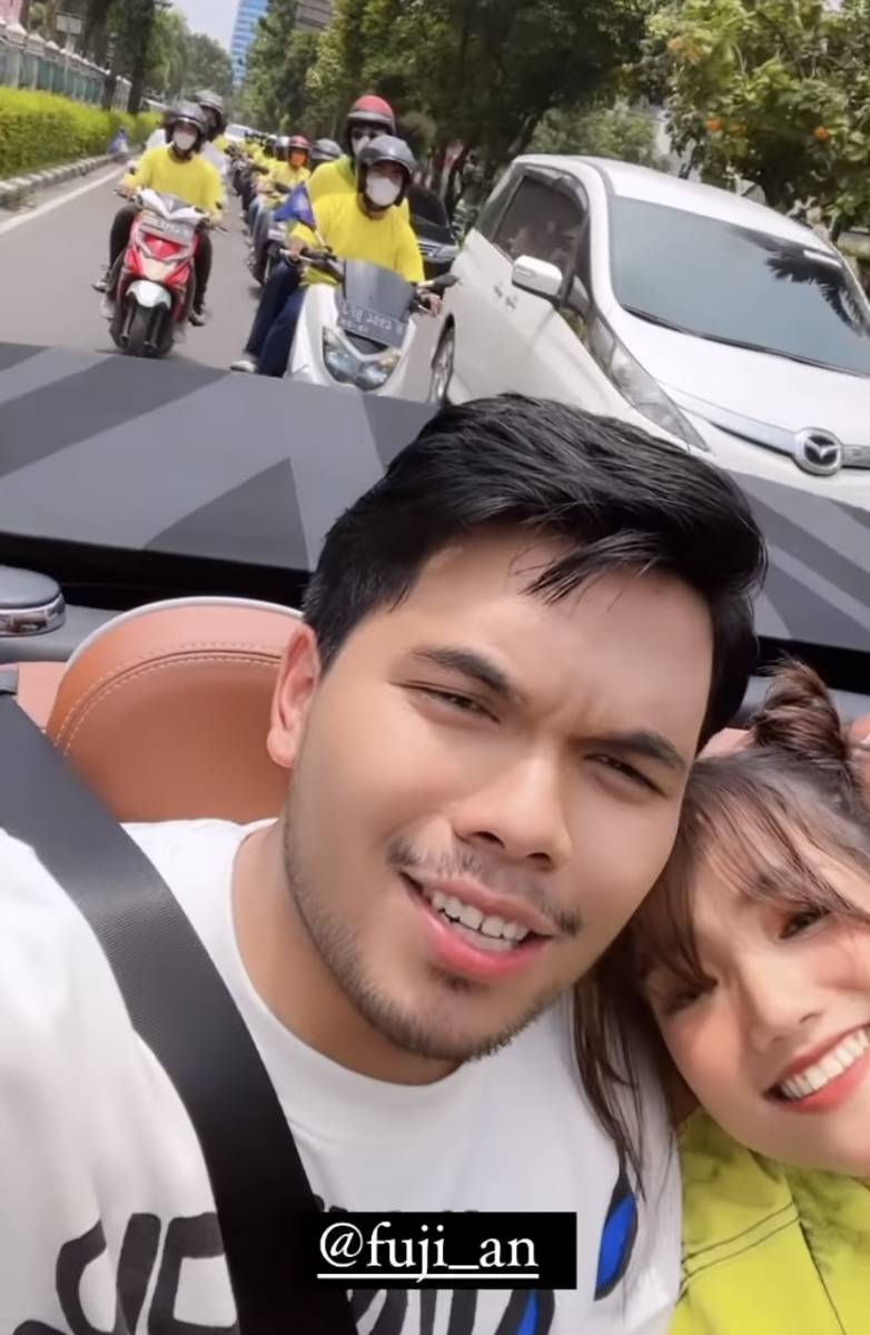 Fuji dan Thariq kerja bareng abis umrah. (instagram.com/thariqhalilintar)