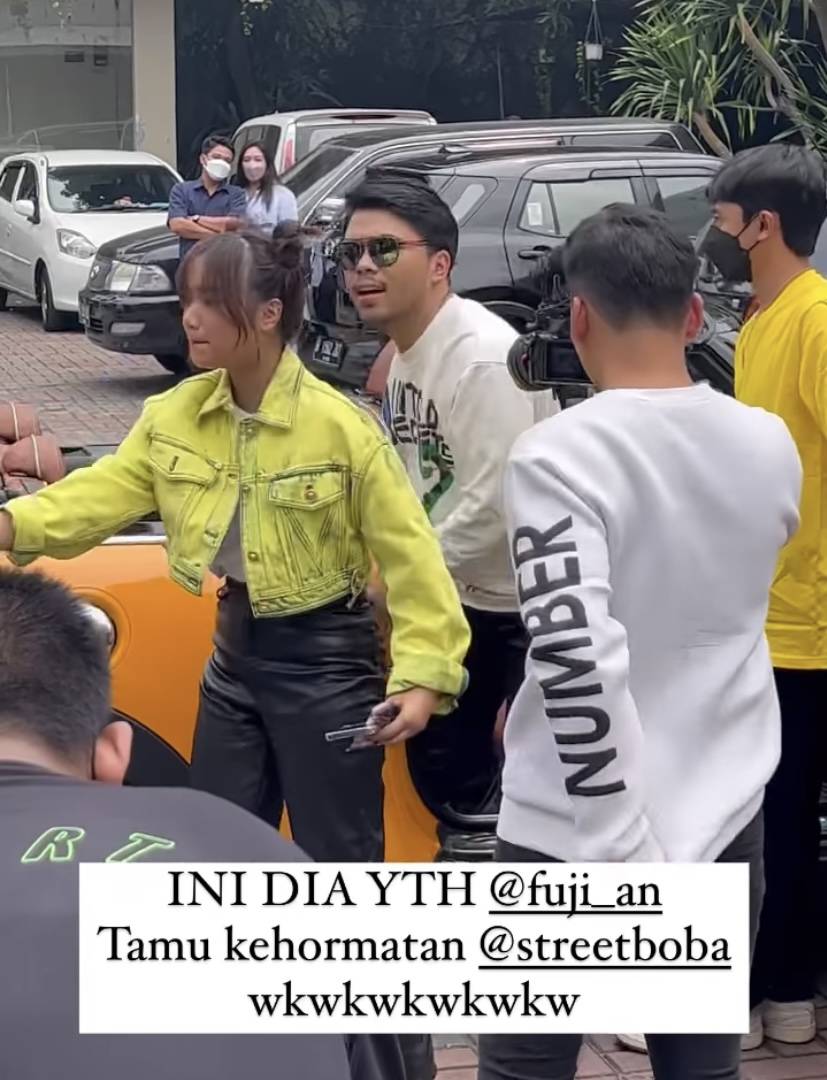 Fuji dan Thariq kerja bareng abis umrah. (instagram.com/joviadhiguna)