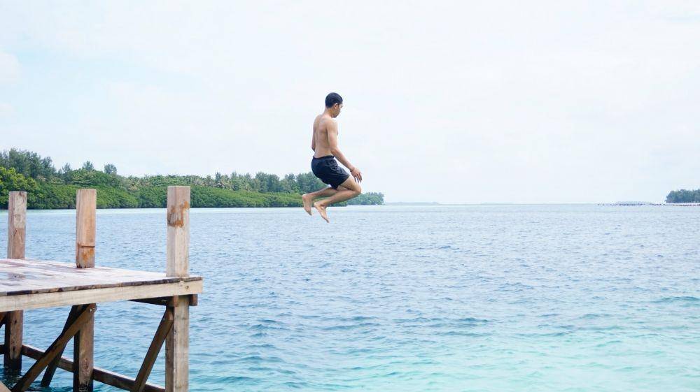 Pulau Dolphin di dekat Pulau Harapan (unsplash.com/severdrive)