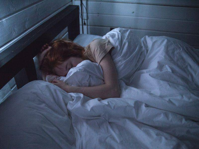 Seorang perempuan tidur dengan posisi menyamping.