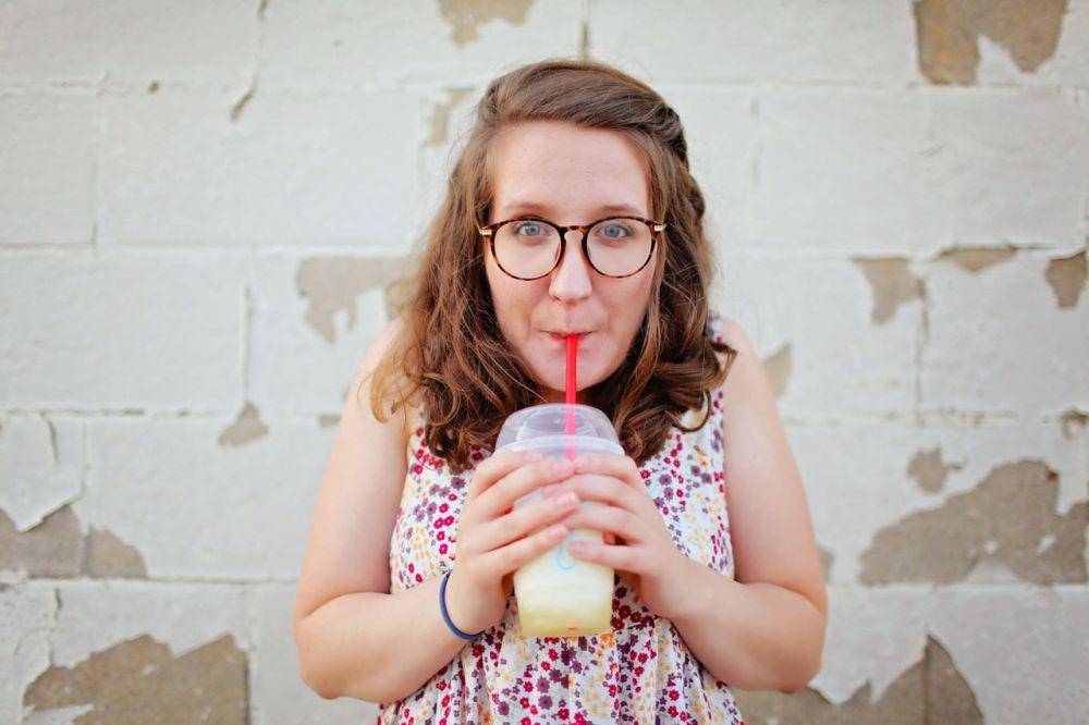 ilustrasi minum sambil berdiri (pexels.com/Leah Kelley)