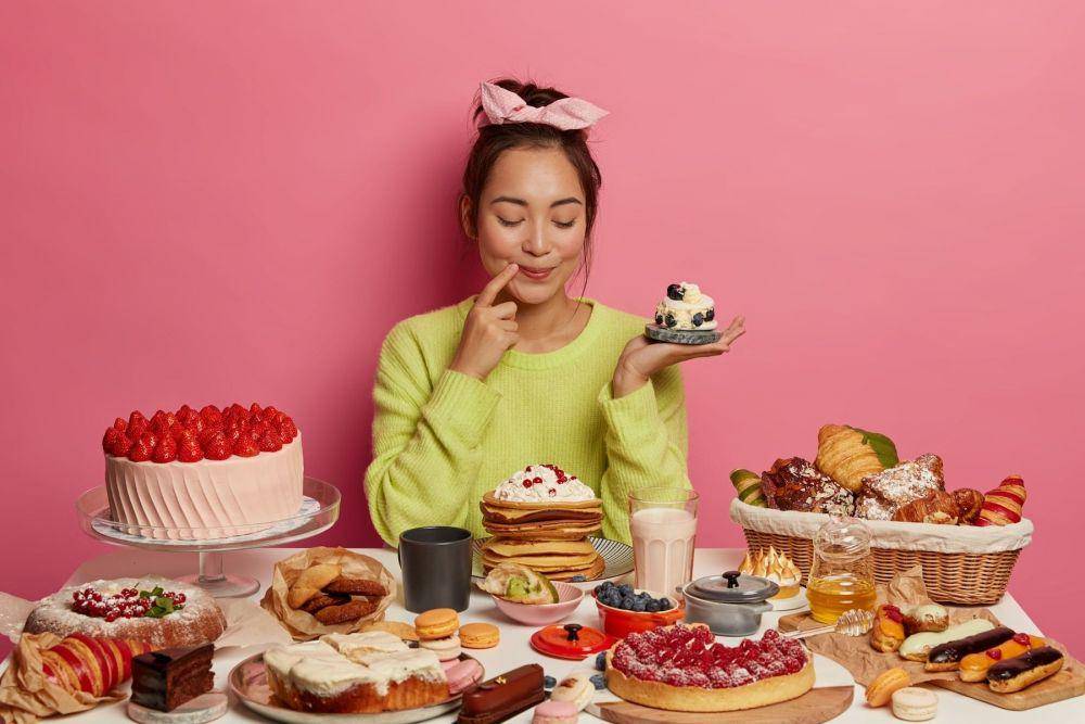 ilustrasi makanan manis (freepik.com/wayhomestudio)