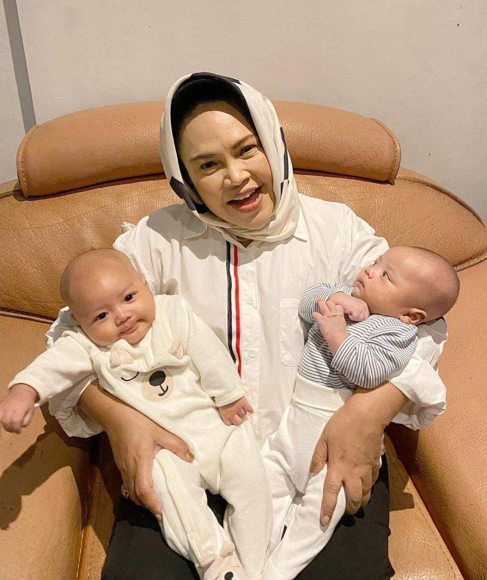 Hetty Koes Endang dan cucu (instagram.com/hke57)