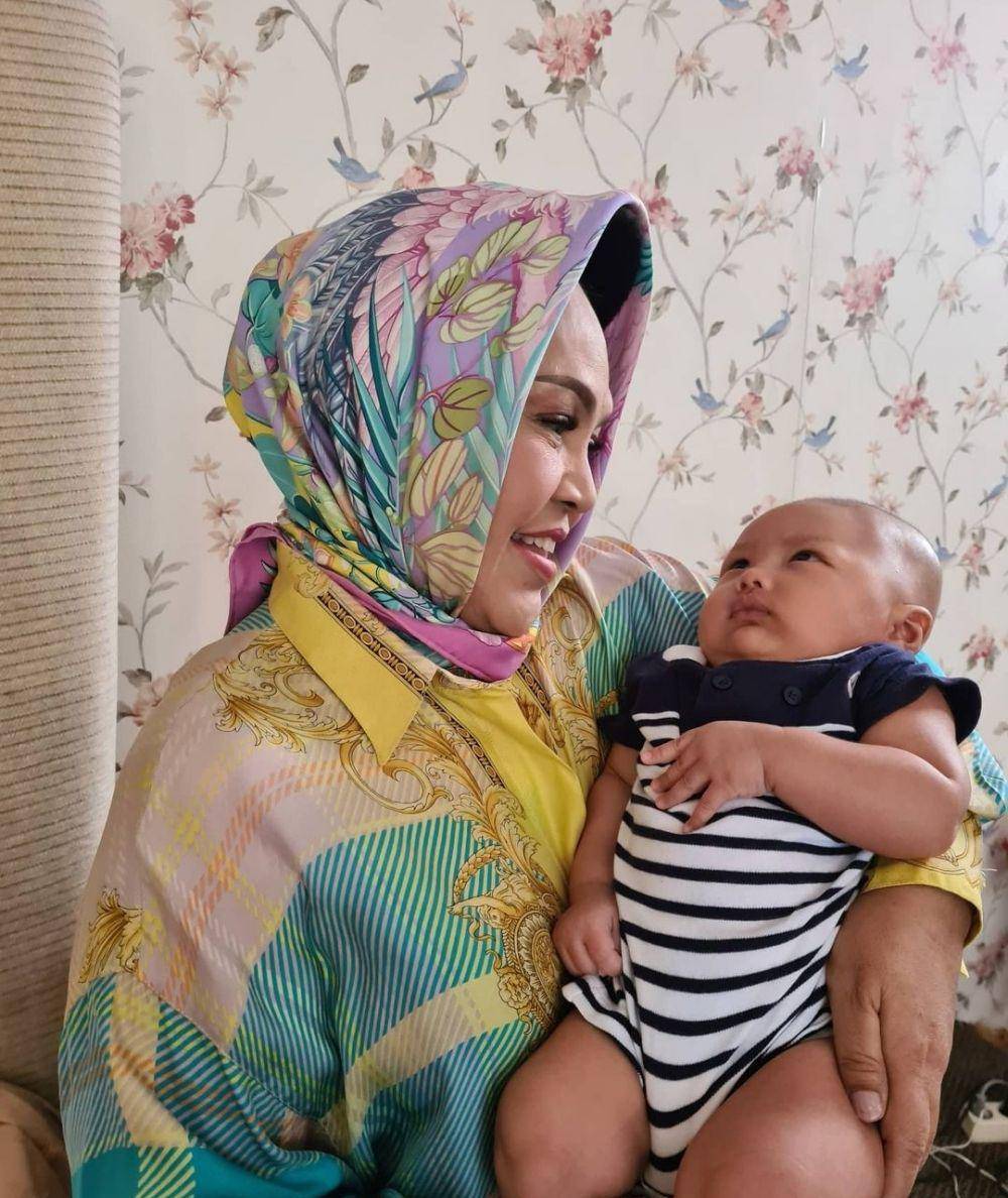 Hetty Koes Endang dan cucu (instagram.com/hke57)