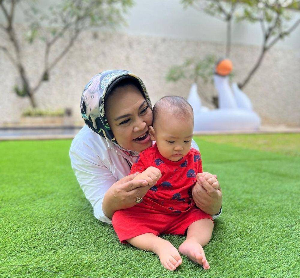 Hetty Koes Endang dan cucu (instagram.com/hke57)