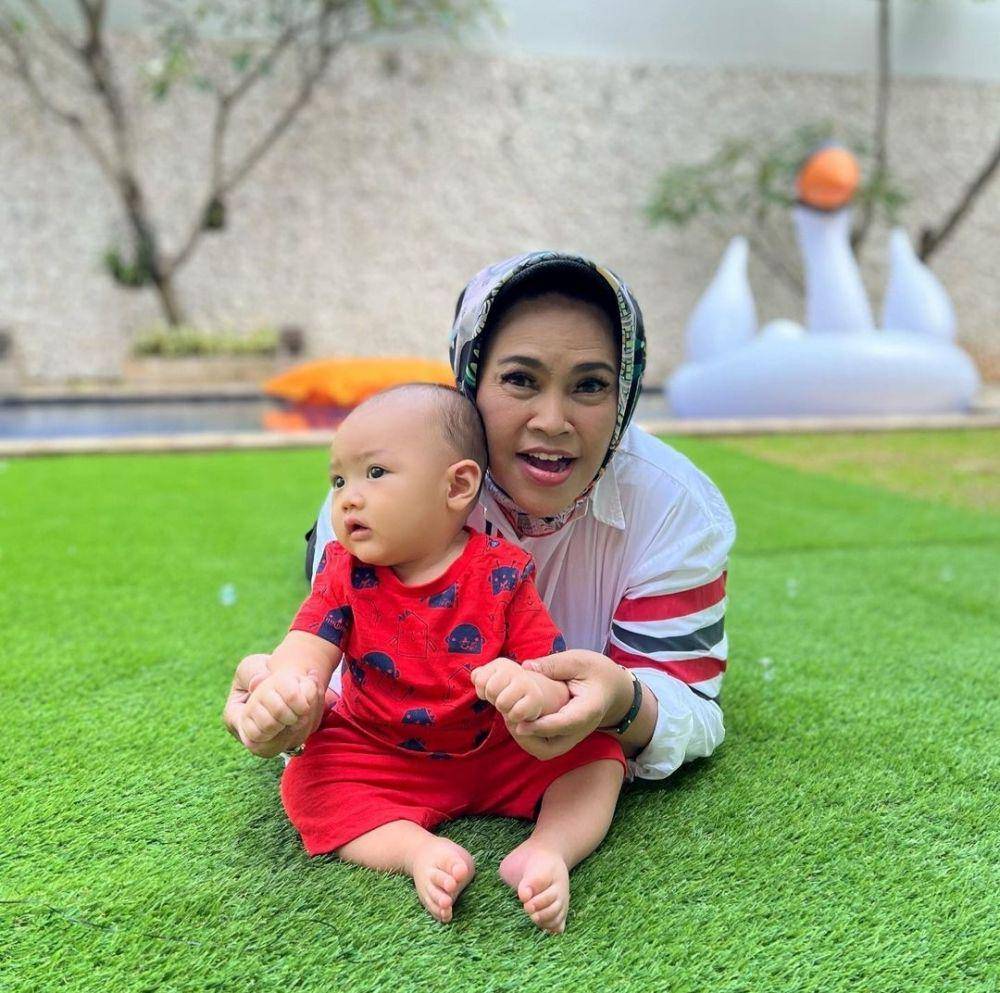 Hetty Koes Endang dan cucu (instagram.com/hke57)