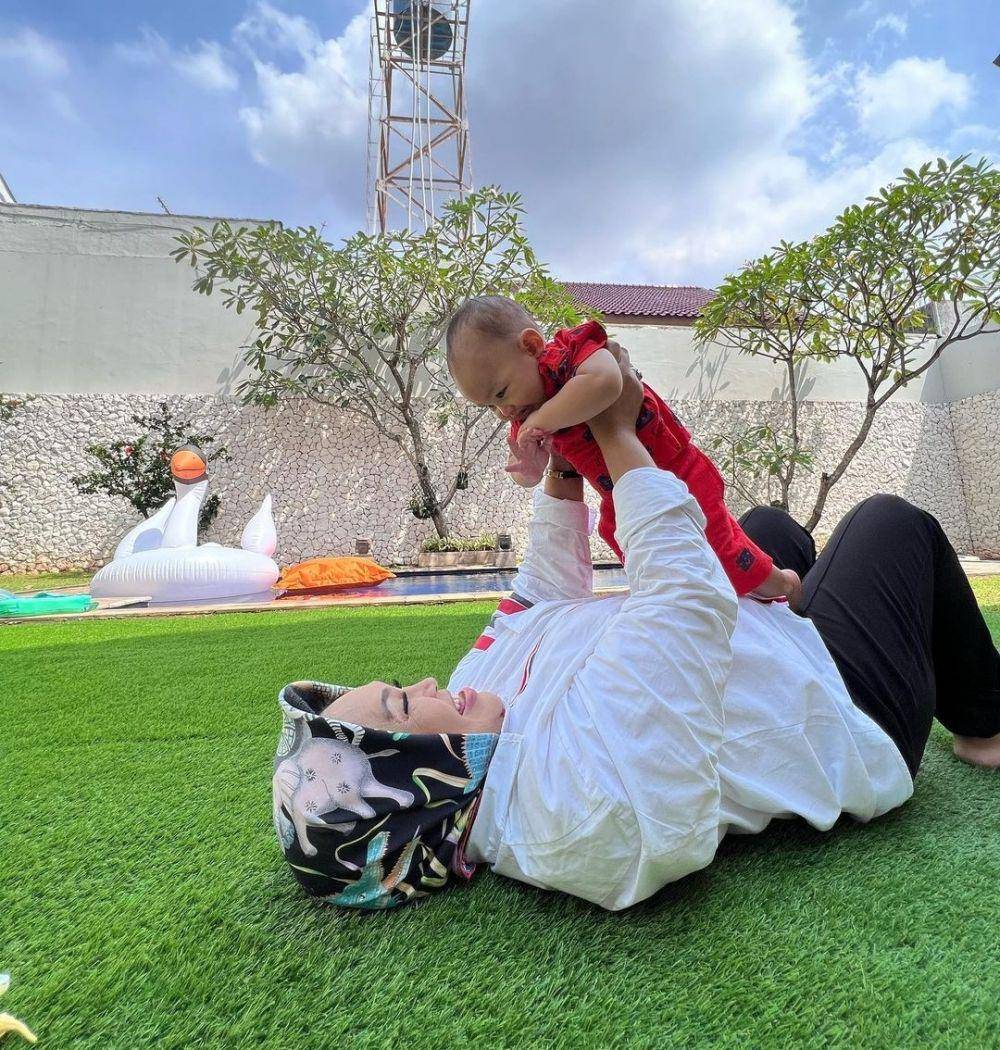 Hetty Koes Endang dan cucu (instagram.com/hke57)