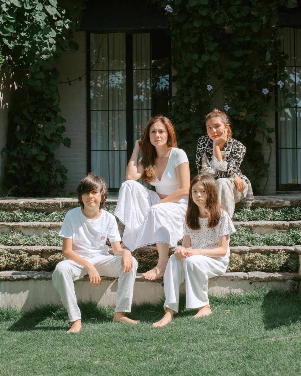 potret Wulan Guritno bersama ketiga anaknya (instagram.com/wulanguritno)